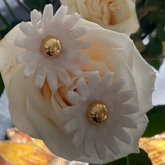 Lele Sadoughi mother pearl Daisy Button Ea…